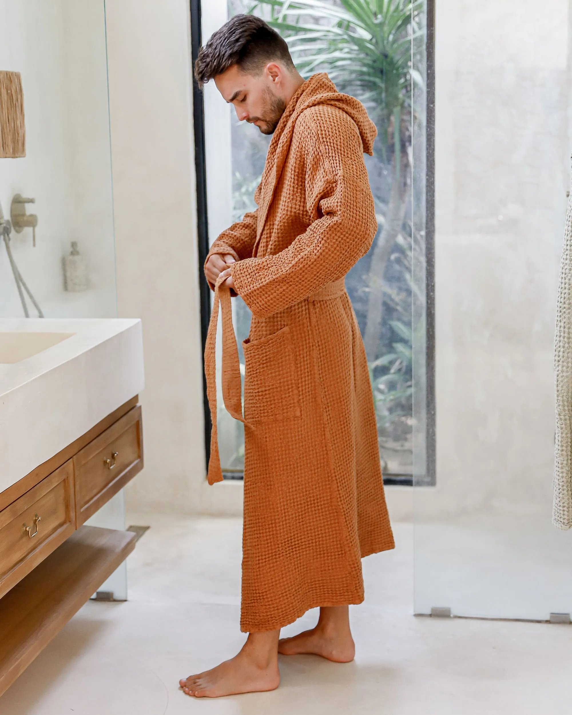 Men's waffle linen robe in Cinnamon